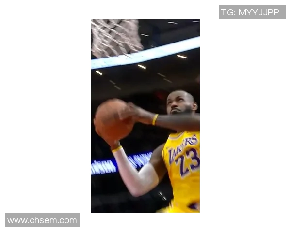 东契奇精准助攻詹姆斯单臂暴扣展现篮球艺术之美