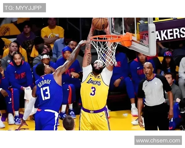 湖人训练照曝光艾顿与克内克特折返跑冲刺展现拼搏精神与能量