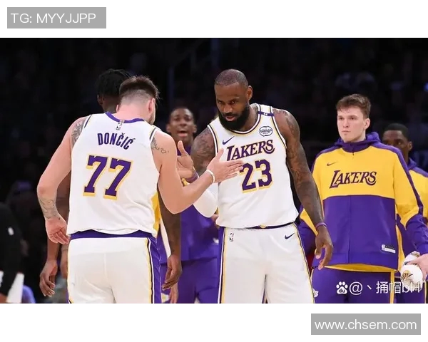 湖人悍将克莱伯压哨受伤！场均2分的三分射手，只打10分钟又倒了