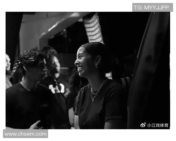 太有爱！瓦妮莎晒全家人与加索尔一家过万圣节照 大女儿亭亭玉立